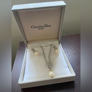Christian Dior Earring and necklace set!